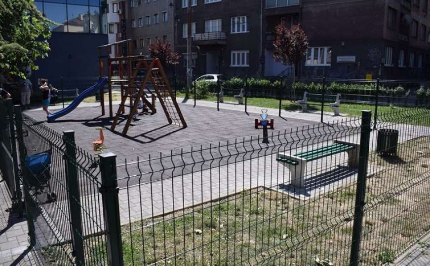 Oko igrališta na Čobaniji postavljena nova zaštitna ograda